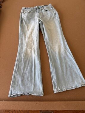 Light Wash Women's Flared Jeans - Classic High-Rise Style